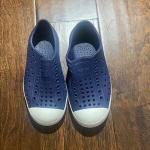 Native navy blue kids shoes size 10C